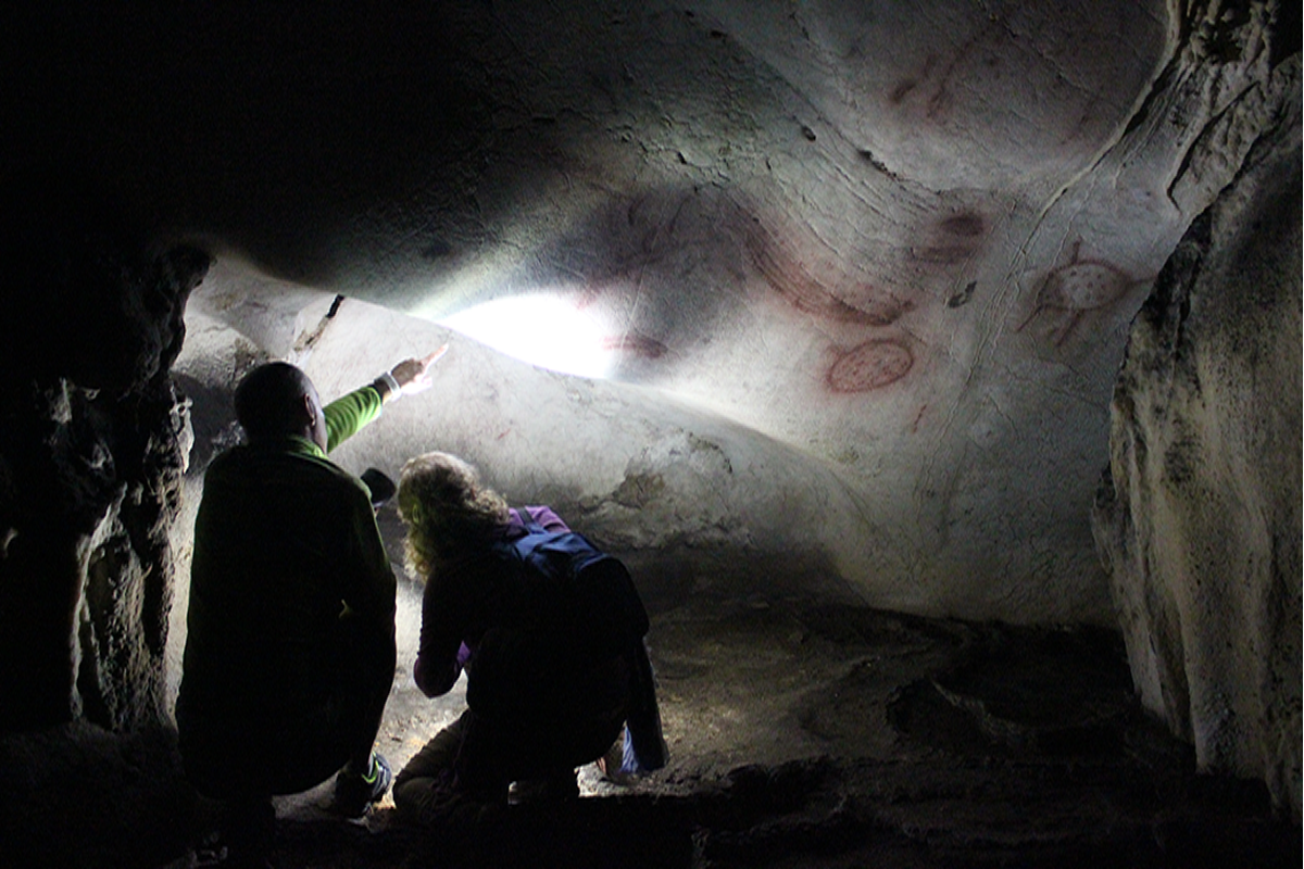  Iluminando el pasado
El arte sobre la piedra. En un escenario de penumbra y silencio, la expresi&oacute;n simb&oacute;lica de otros seres humanos adquiere un marco incomparable. Suspendido en el tiempo, el arte paleol&iacute;tico permite tambi&eacute;n un di&aacute;logo con el presente, a trav&eacute;s de otro arte, el fotogr&aacute;fico. Como cualquier arte, el prehist&oacute;rico extrae m&uacute;ltiples lecturas del observador, la mayor parte de ellas podemos explorarlas desde un punto de vista cient&iacute;fico, como es el caso del proyecto que nos ocupa, otras llegan a la retina como un regalo. La sensibilidad humana ante la belleza es intemporal tanto como la percepci&oacute;n de los "otros" que se expresaron sobre la piedra cautivadora.